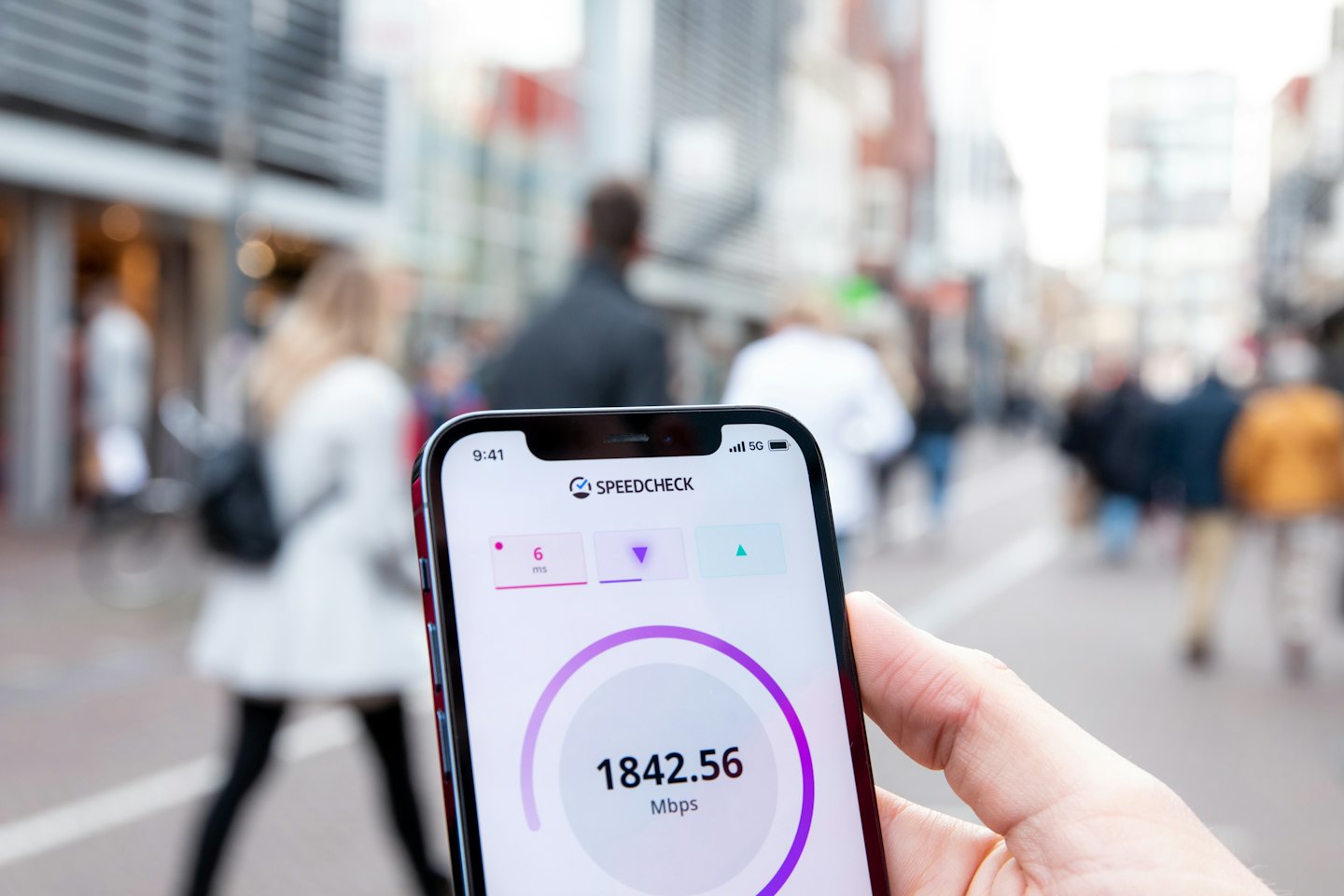 Hand hält Smartphone mit schnellem 5G-Speedtest.