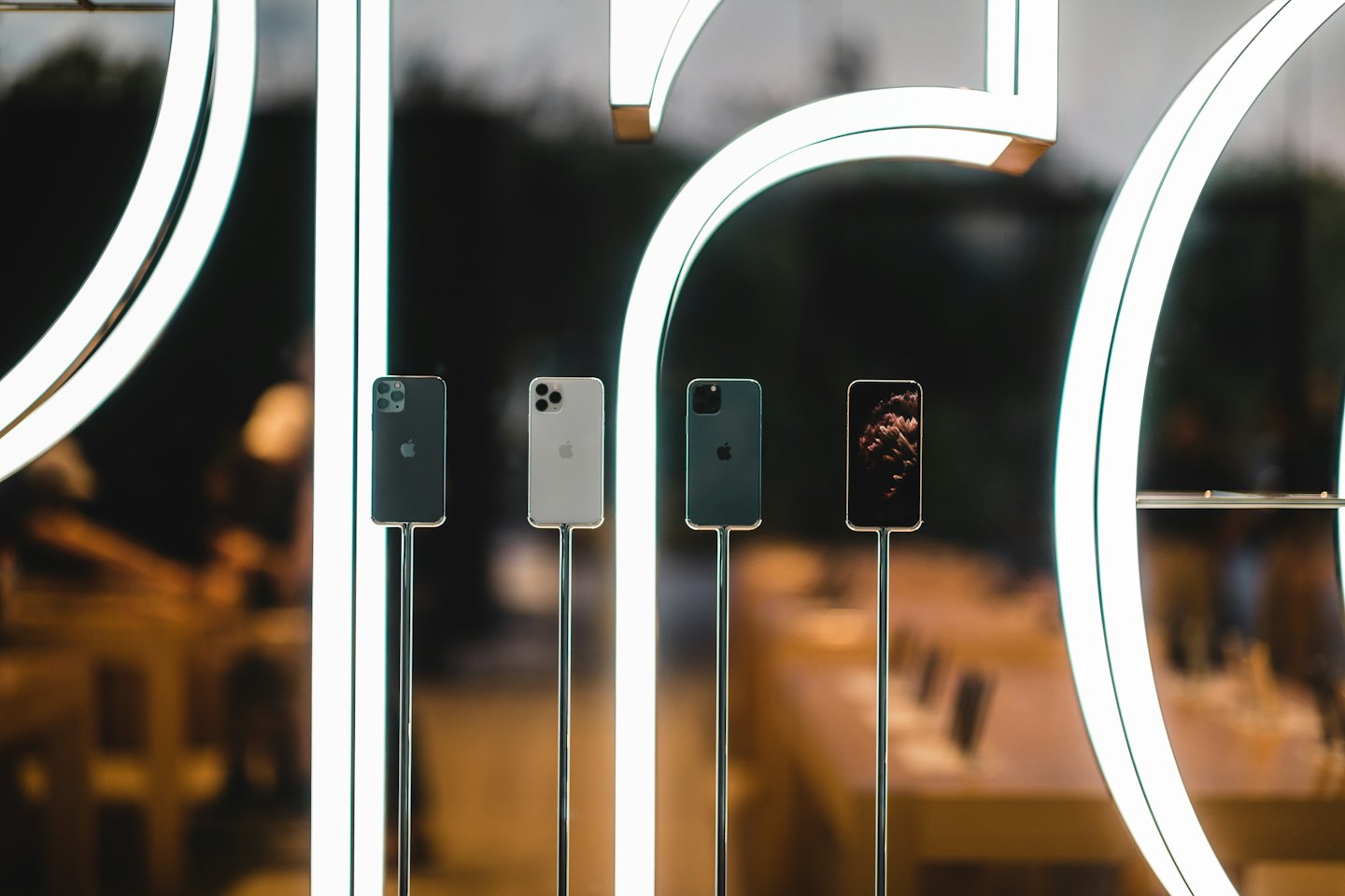 Smartphones auf Metallständern in einem modernen Geschäft.