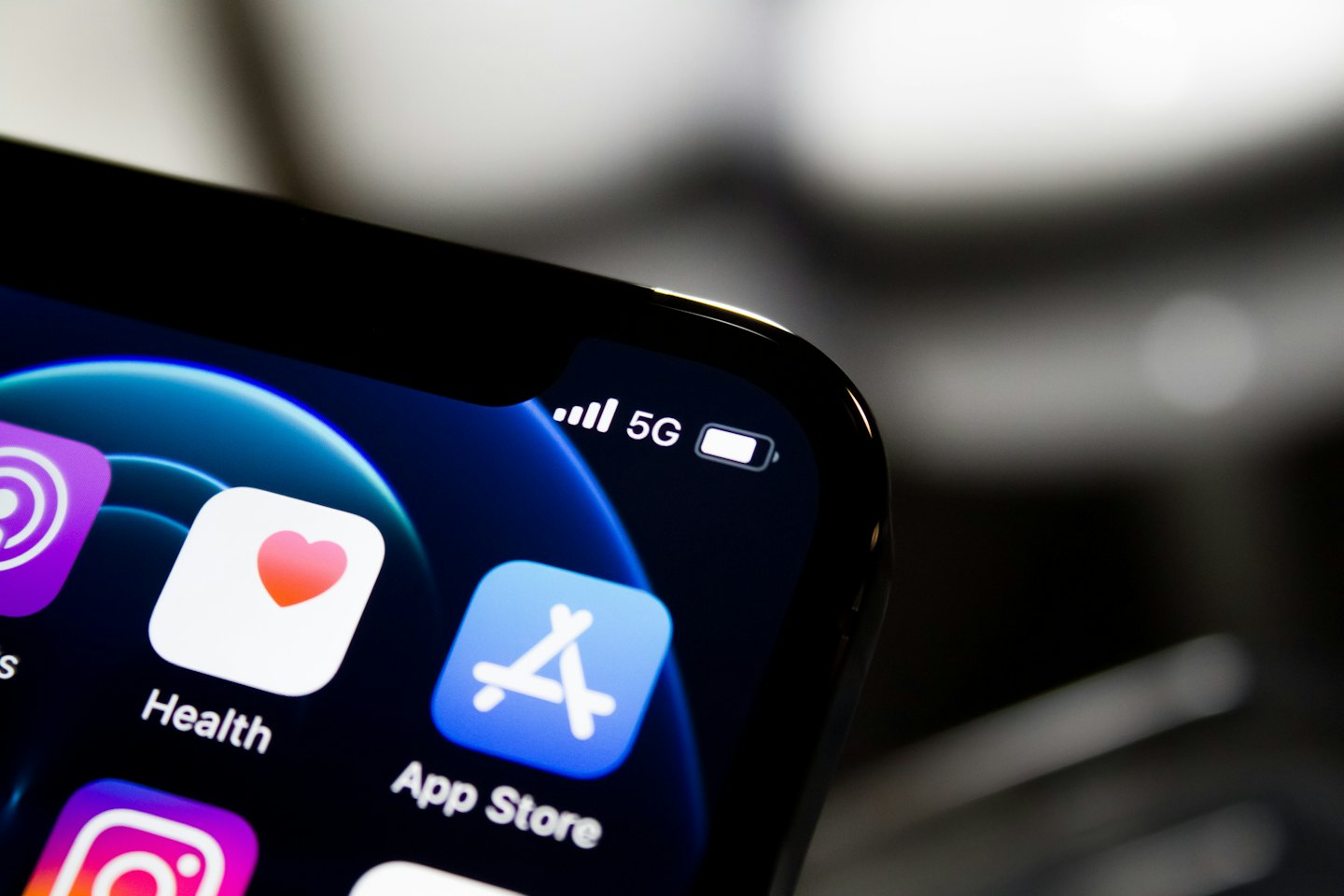 Smartphone-Bildschirm mit Netzwerksignal und App-Symbolen.
